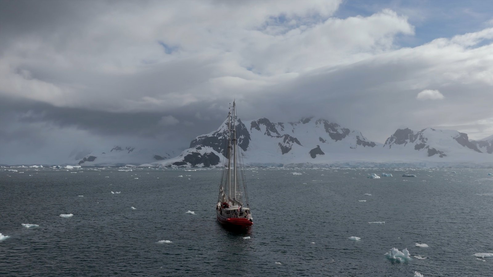 Voilier au milieu de montagnes enneigées