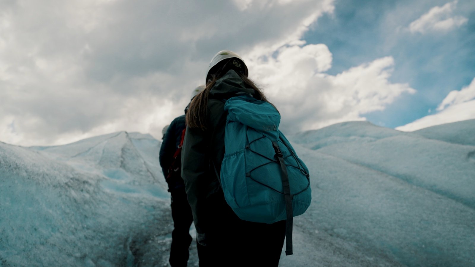 Voyageuse face à un glacier