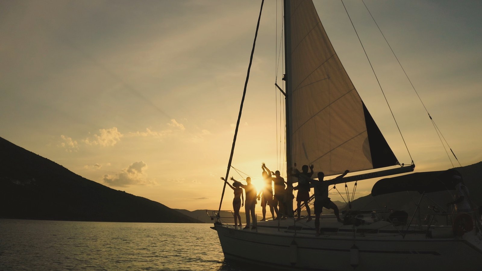 Groupe sur un voilier au coucher du soleil