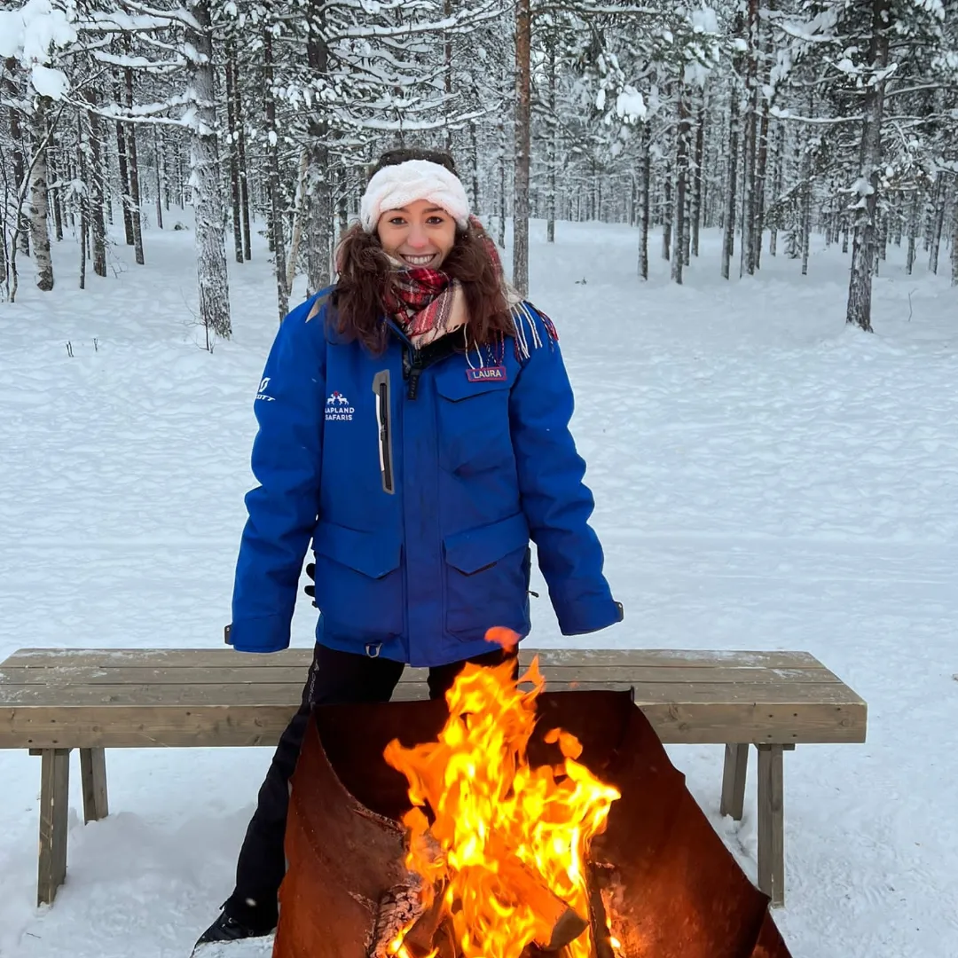Laura en tenue de guide dans une forêt enneigée