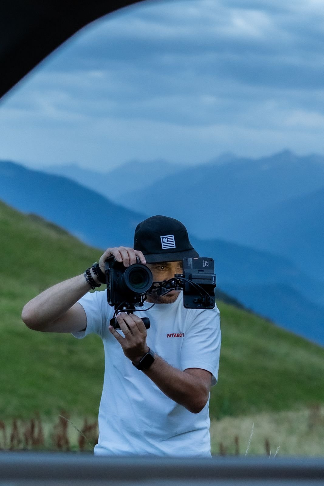 Thomas filme avec sa caméra en montagne